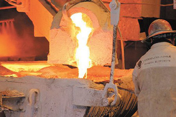 Cobre parte la semana a la baja pese a retroceso del dólar