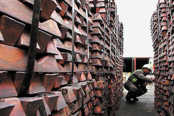 Cobre retrocede a su menor nivel en más de un mes