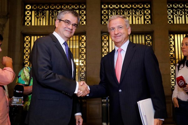 Felipe Larraín y baja del dólar: "Es un tema que nos ocupa y que vamos a analizar"