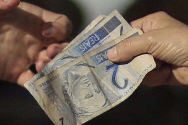 0,64% sube el dólar frente al real brasileño