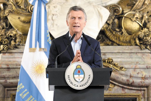 Macri remece su Casa Rosada: elimina 25% de cargos políticos y congela sueldos de ministros