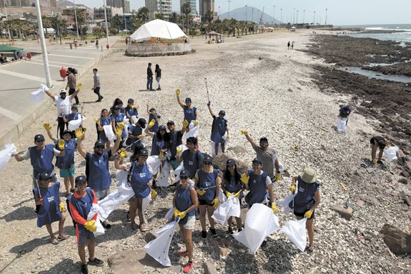 Rembre participó en la limpieza de playas