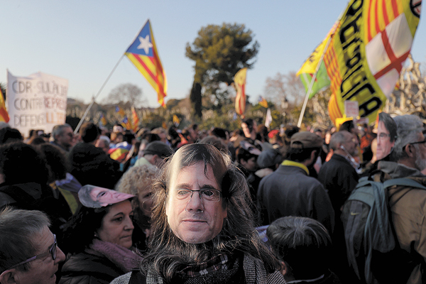 Puigdemont insiste en que asumirá el poder tras aplazarse su investidura