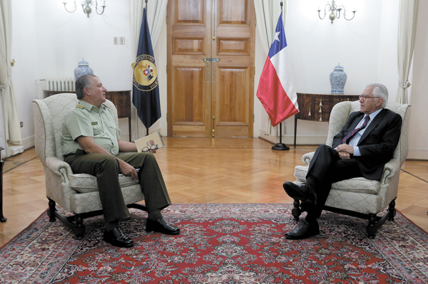 Gobierno mantiene a general Bruno Villalobos al mando de Carabineros