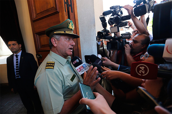 Villalobos sigue como director de Carabineros y recibe instrucciones del gobierno para acelerar investigaciones