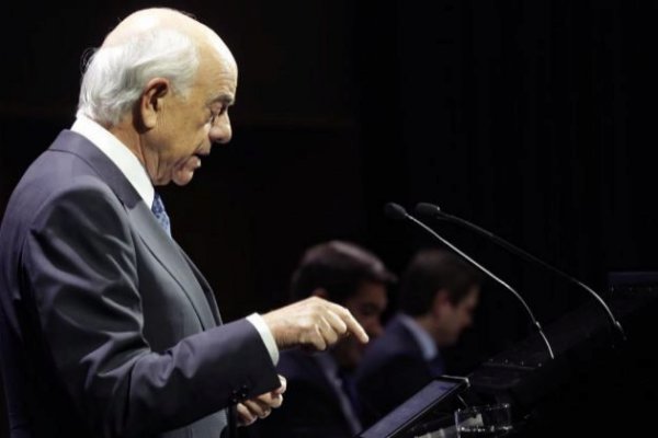 Presidente de BBVA anuncia su retiro y advierte que ya no es hora de comprar "bancos físicos"