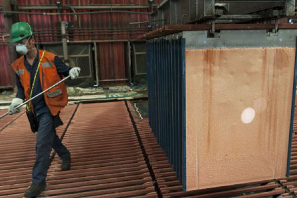 Cobre vuelve a subir pese a recuperación del dólar