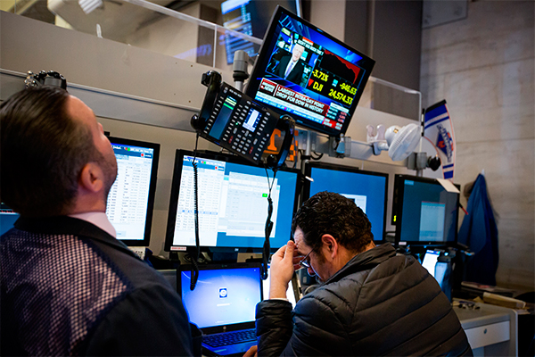 Flash crash en Wall Street: Dow Jones sufrió mayor caída en seis años y medio y el índice del miedo registró alza histórica
