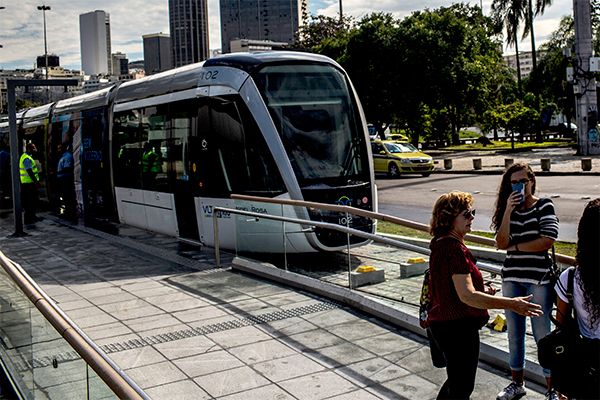 Francesa Engie propone al gobierno desarrollo de tren liviano al aeropuerto de Santiago