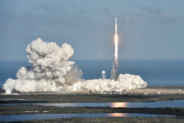 Musk alardea con su tecnología y prueba con éxito el cohete más potente del mundo