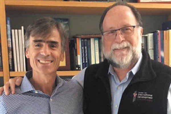 Valente aborda con Hausmann reimpulso a la inversión