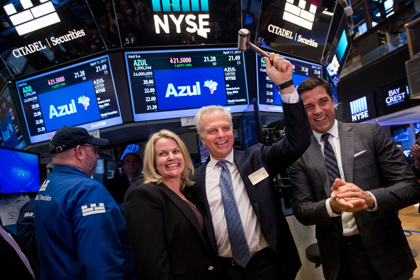 Wall Street contagió de buen ánimo a sus pares mundiales tras elevarse casi 2%