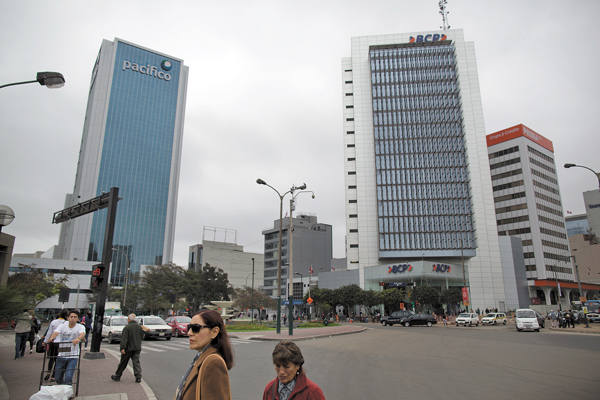 Bancos chilenos dominan el crédito de consumo en Perú con el 52,3% de las tarjetas