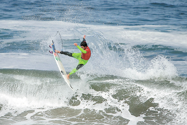 Campeonato de saltos y trucos sobre las olas