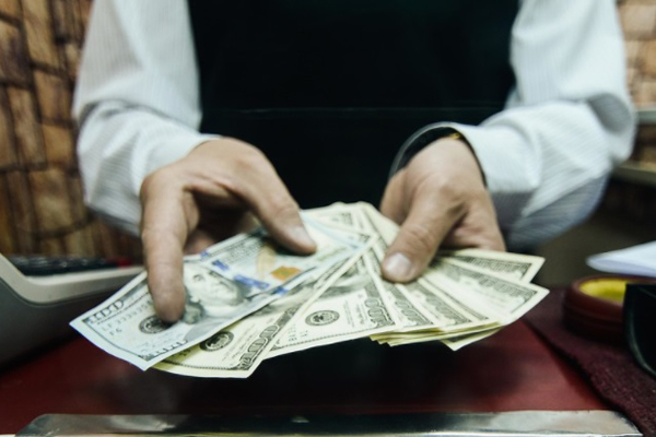 ¿Seguirá la baja del dólar? cinco economistas se atreven con sus cálculos