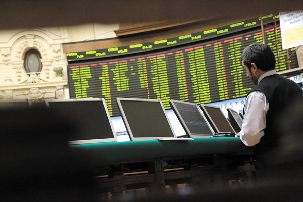 ¿Cómo seguirán las acciones este año? Corredoras apuestan por retail, bancos y materias primas