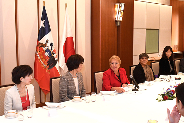 <p>Presidenta Bachelet encabezó desayuno con mujeres japonesas destacadas. Presidencia</p>