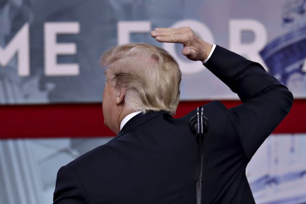 Trump se burla de su propia calvicie y admite que "trabaja duro" para ocultarla