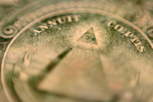 Dólar cae fuerte a su nivel más bajo desde 2014