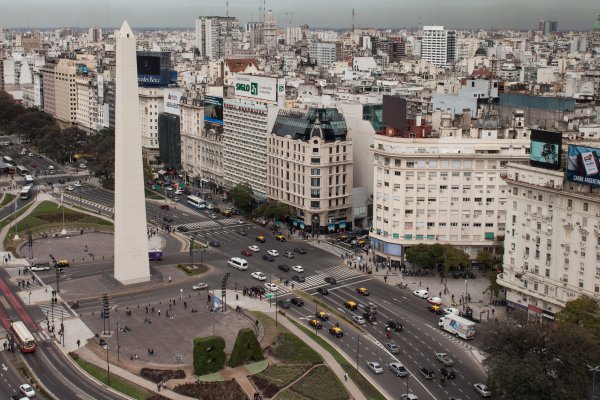 En Argentina impulsan proyecto para cobrar por educación universitaria y salud a extranjeros sin residencia