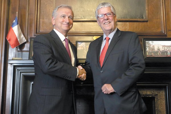 Amistoso y largo cara a cara en Hacienda marca inicio del desembarco de nuevo gobierno