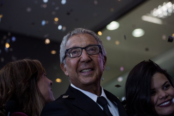 Magnate brasileño y gurú empresarial enfrenta humillante salida