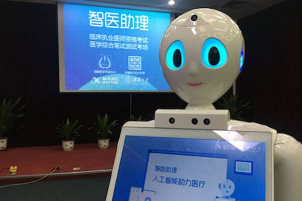 Un médico-robot comienza a tratar pacientes en un ambulatorio de China