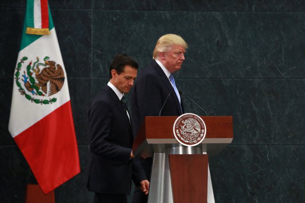 Trump advierte a México y Canadá que solo evitarán aranceles al acero y aluminio si aceptan renegociar "un TLCAN justo"