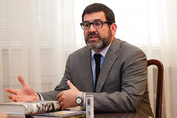 Naudon defiende autonomía del Central y no ve condiciones para intervenir el mercado ante baja del dólar