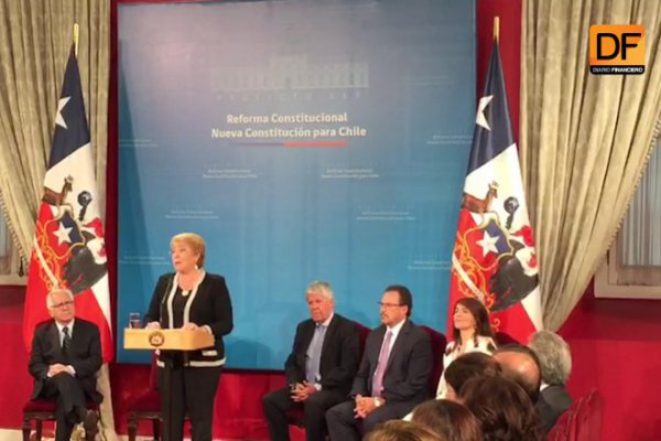 <p>Ahora en DF: Presidenta Bachelet firmó el proyecto de nueva Constitución</p>
