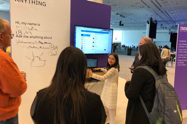 Niña genio chilena crea robot con IA y deslumbra en feria de desarrolladores en EEUU
