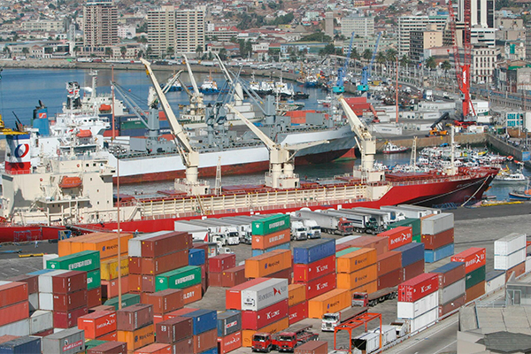 Balanza comercial llega en febrero a máximos de mayo de 2014 y exportaciones suben 36% gracias al cobre