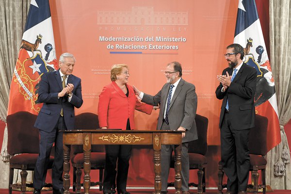 Lista la ley que moderniza la Cancillería