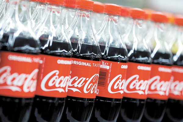 Coca-Cola refuerza segmento de aguas y trae marca premium de Estados Unidos