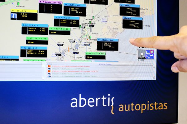 <p>Atlantia y ACS evalúan repartirse operaciones de Abertis para evitar guerra de ofertas</p>