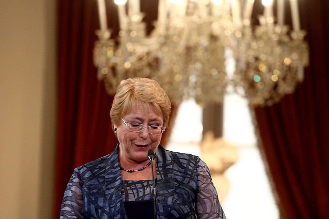 <p>Bachelet inicia retirada con video en Facebook</p>