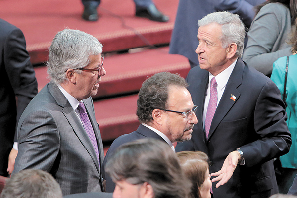 Larraín prepara ajuste fiscal y ratifica envío de la reforma tributaria para este año