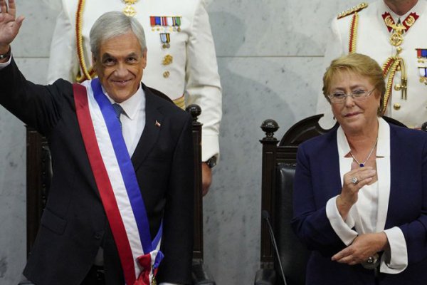 Piñera asume escoltado por dos parlamentarios socialistas en el Congreso