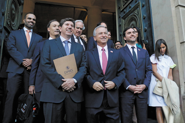 Larraín afina ajuste fiscal y mercado estima recorte en hasta US$ 600 millones