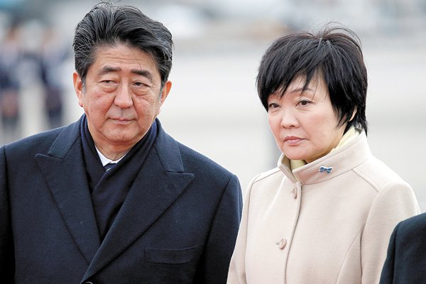 <p>Shinzo Abe ha negado cualquier vínculo de él o de su esposa con haber favorecido al instituto Maritomo Gakuen (Reuters)</p>