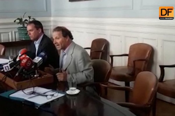 <p>Ahora en DF: Senador por el PS, Alfonso De Urresti se refiere a la renuncia de Bruno Villalobos</p>