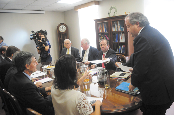 Monckeberg se alinea con el foco de los acuerdos y se reúne con empresarios y trabajadores