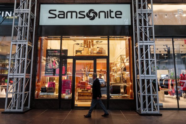 Samsonite planea adquirir firma de bolsos tras compra de Tumi