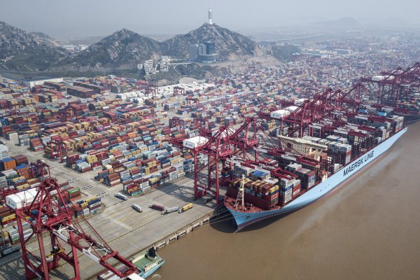 Guerra comercial partió: China contraataca con aranceles a vinos y frutas de EEUU y podría reducir compras de bonos del Tesoro