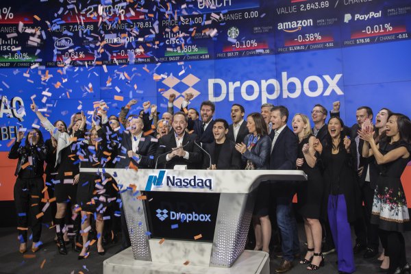 Dropbox completa exitoso debut en bolsa con alza de 40% en primer día de transacciones