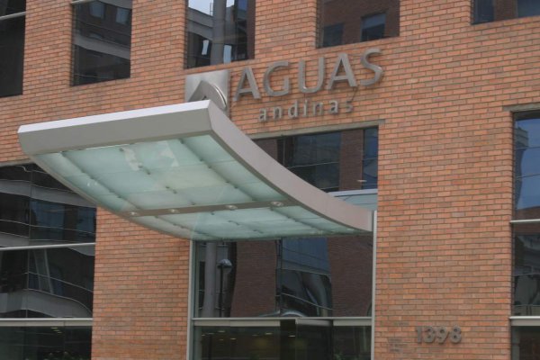 Aguas Andinas denuncia vertido ilegal que provocó mal olor en agua de comunas del sector oriente