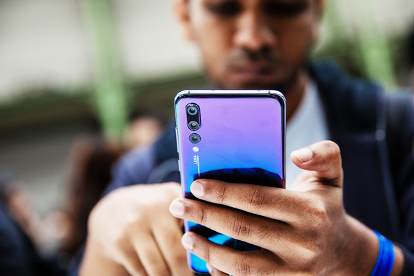 Huawei lanza el P20 Pro: tres cámaras e IA para competir con Apple y Samsung