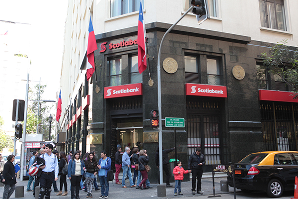 Scotiabank pondrá a la venta el edificio que alberga su casa matriz en el centro de Santiago