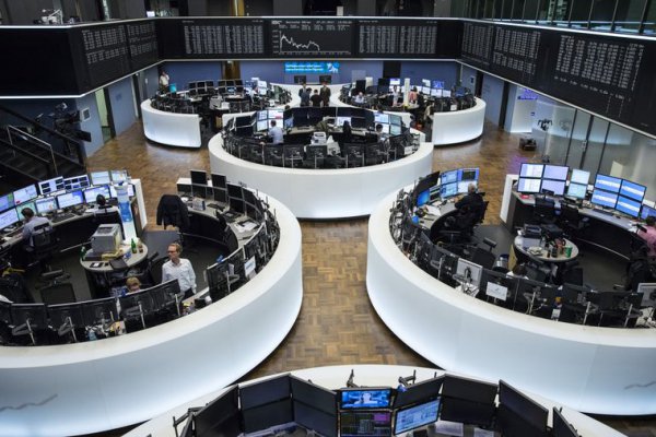 Bolsas de Europa viven su mejor sesión en un año y Wall Street cierra con alzas de casi 1% en el Dow Jones