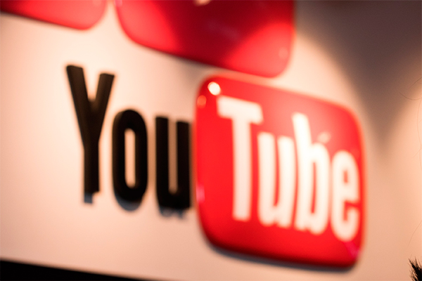 En los pasos de Facebook: acusan a Youtube de recabar información de menores y usarla para vender publicidad